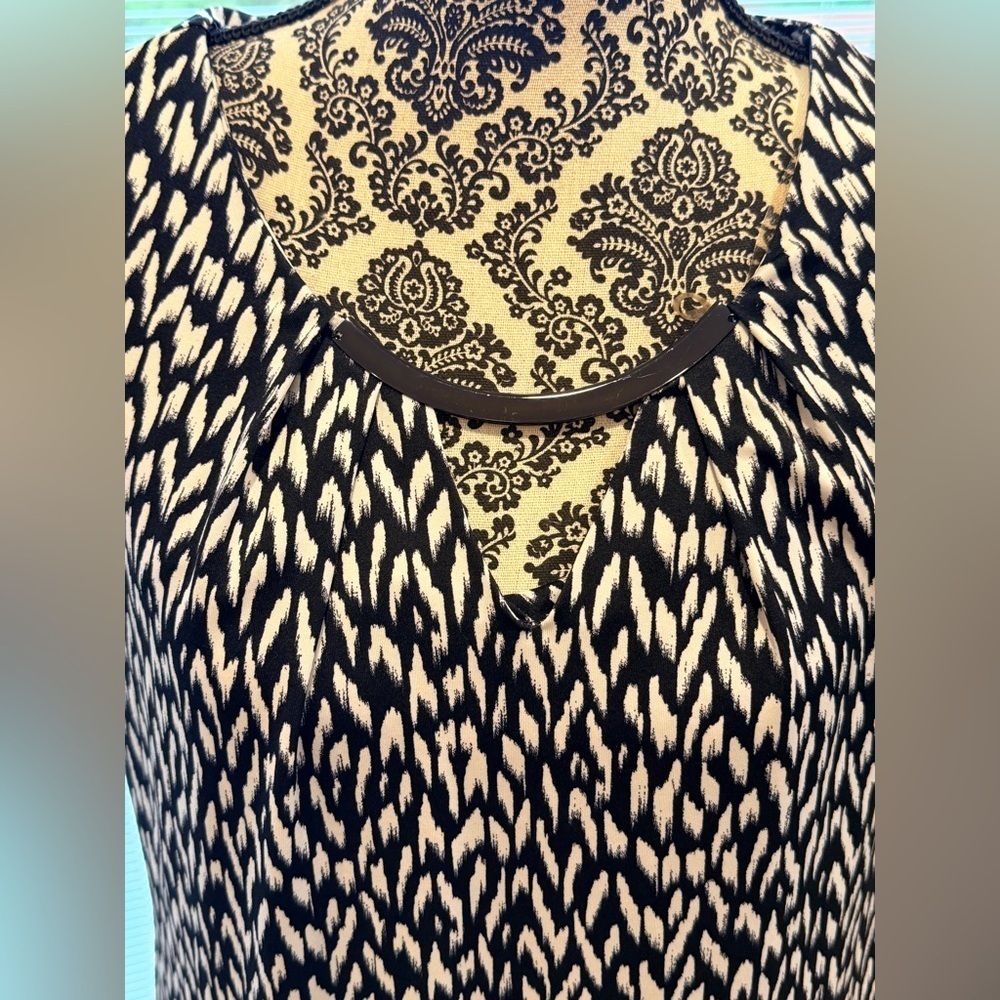 Elegant Black and white Patterned dress size 12p - Picture 3 of 9